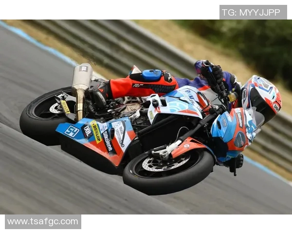 热爱机车与足球的明星球员们的激情生活与精彩瞬间