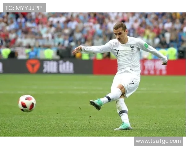 足球明星慷慨解囊为国家贡献力量助力社会发展与公益事业