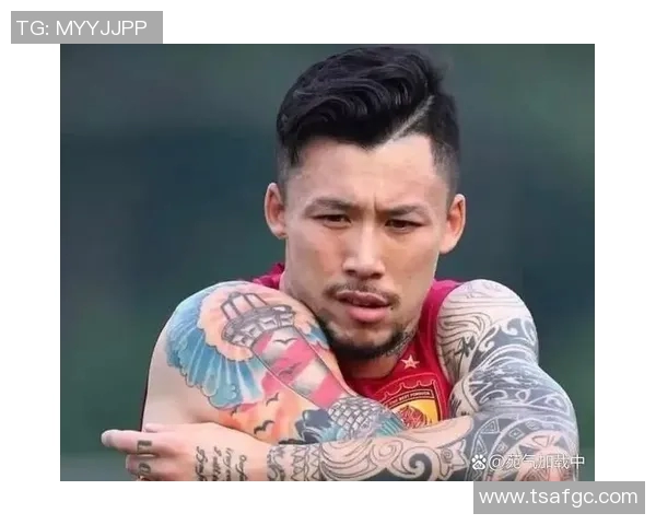 后背纹身老虎的足球明星展现独特个性与激情球场风采 后背纹身老虎的足球明星展现独特个性与激情球场风采