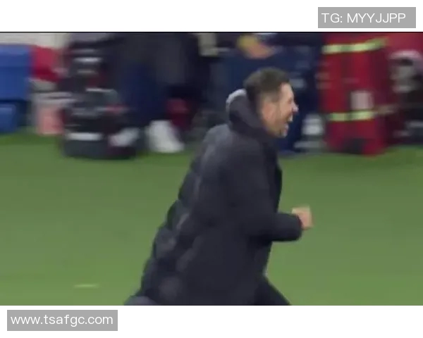 足球明星在转场时意外踩到手机引发热议视频曝光引发球迷热议