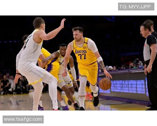 湖人对阵爵士精彩瞬间集锦高清图片分享与赛场回顾